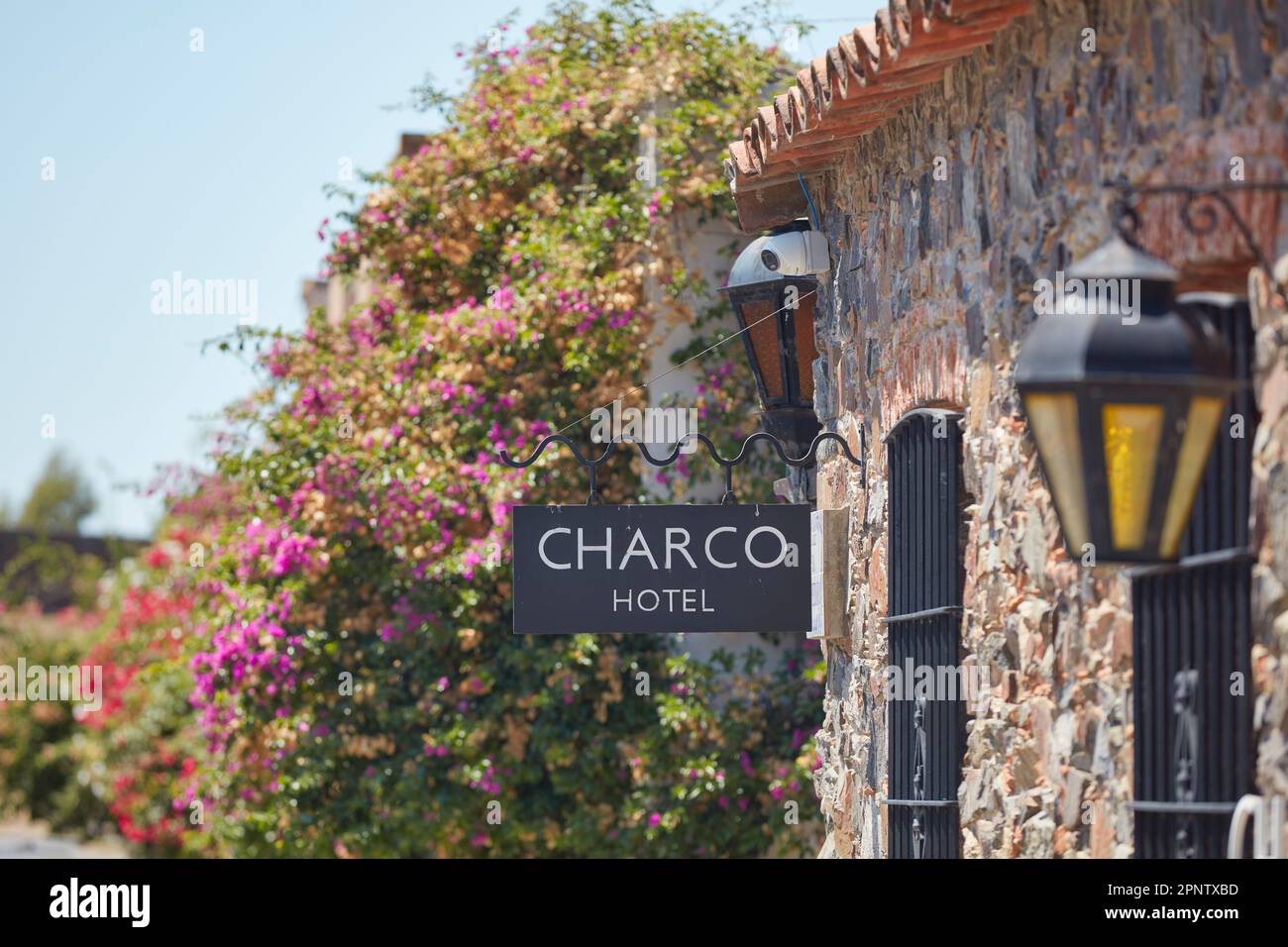 Ein Detail des Charco Hotels und Restaurants im historischen Fass Colonia del Sacramento, Uruguay. Stockfoto