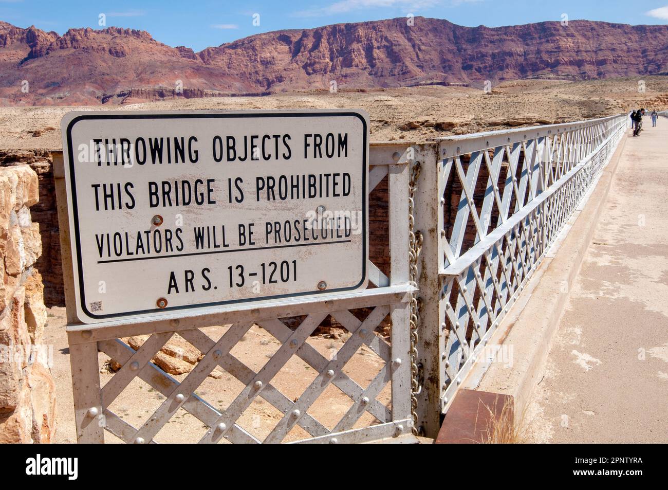 Mehrere Warnschilder auf der Navajo Bridge im Norden Arizonas Stockfoto