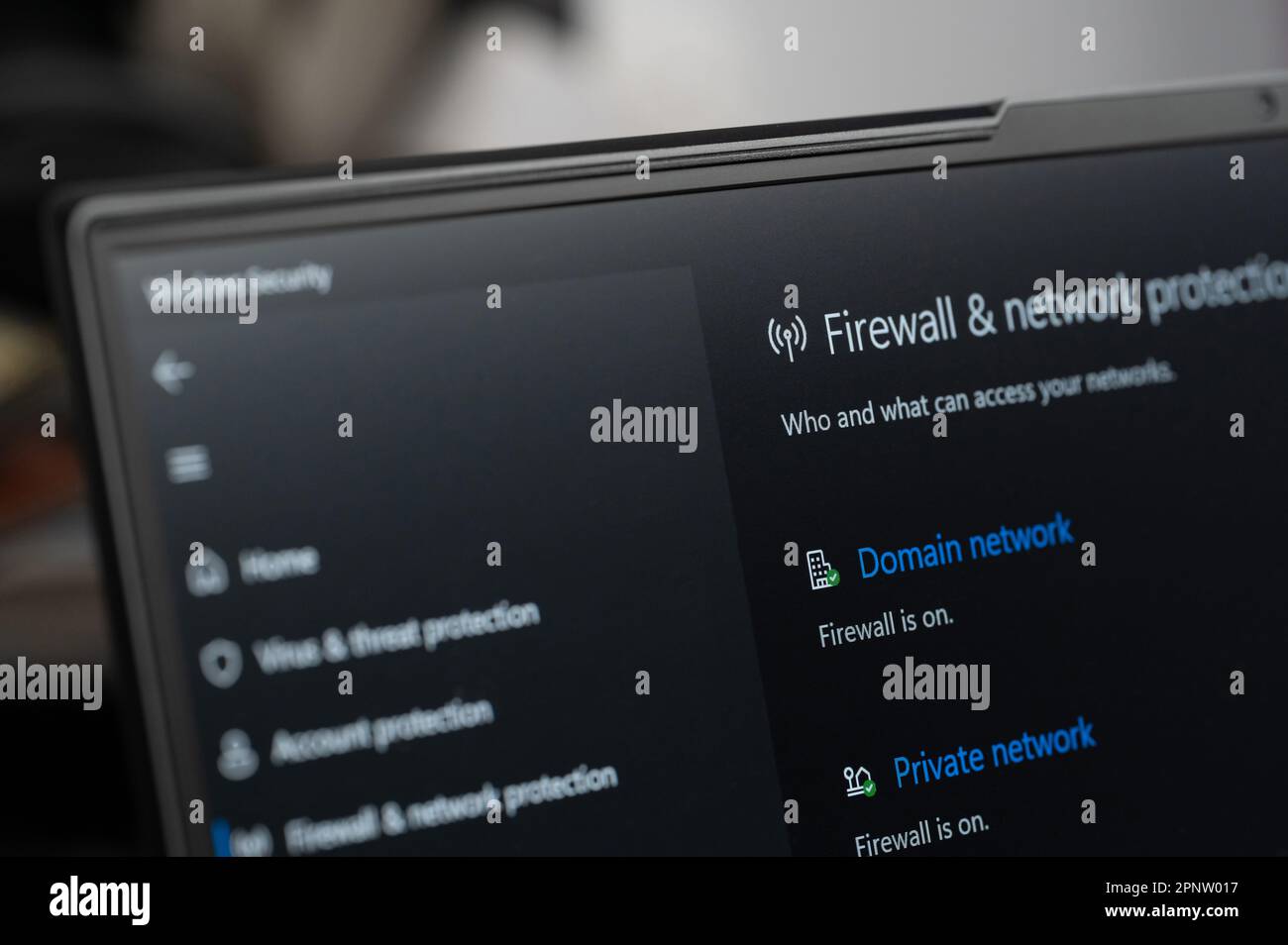 New york, USA - 20. April 2023: Firewall und Netzwerkeinstellungen für die Nahaufnahme von Windows auf dem Laptop-Bildschirm Stockfoto