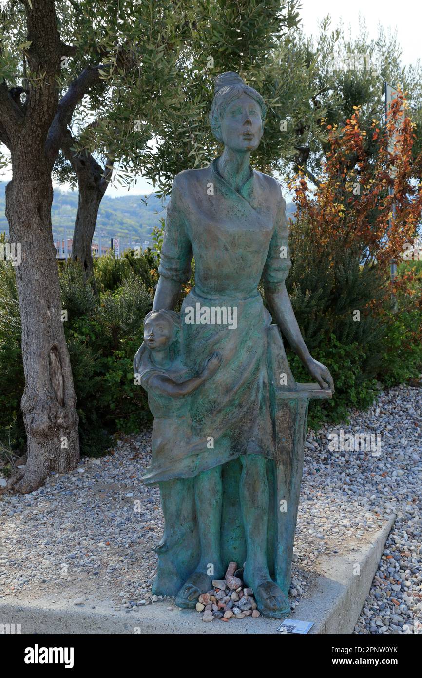 Die Frau des Sees (La donna del lago), Bronzestatue von Angiolino Aime, 2008 am Strand von Salò, Gardasee. Stockfoto