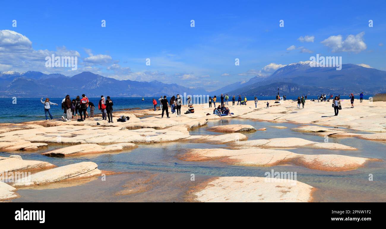 Niedriger Wasserstand in Jamaica Beach Sirmione, Gardasee, Lago di Garda, Gardasee Stockfoto