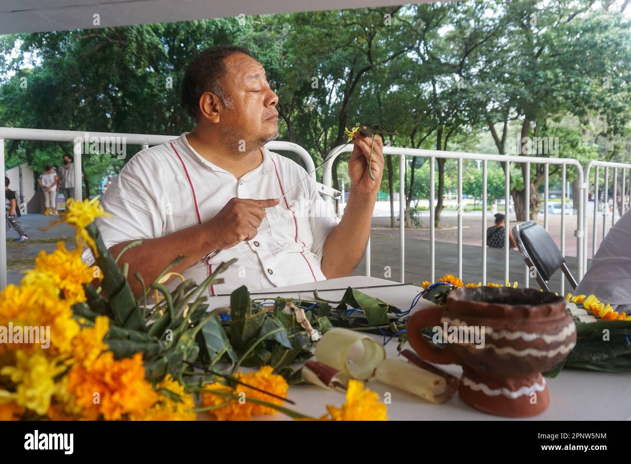 Rolando Ovilla arrangiert Blumen für das Maya Zoque Chiapaneca Festival in Tuxtla Gutiérrez, Chiapas, Mexiko am 16. Oktober 2021. Ovilla sagt, die Bouquets sind zum Feiern der Gesundheit und zum Ausdruck der Dankbarkeit. (Adriana Alcázar González/Global Press Journal) Stockfoto