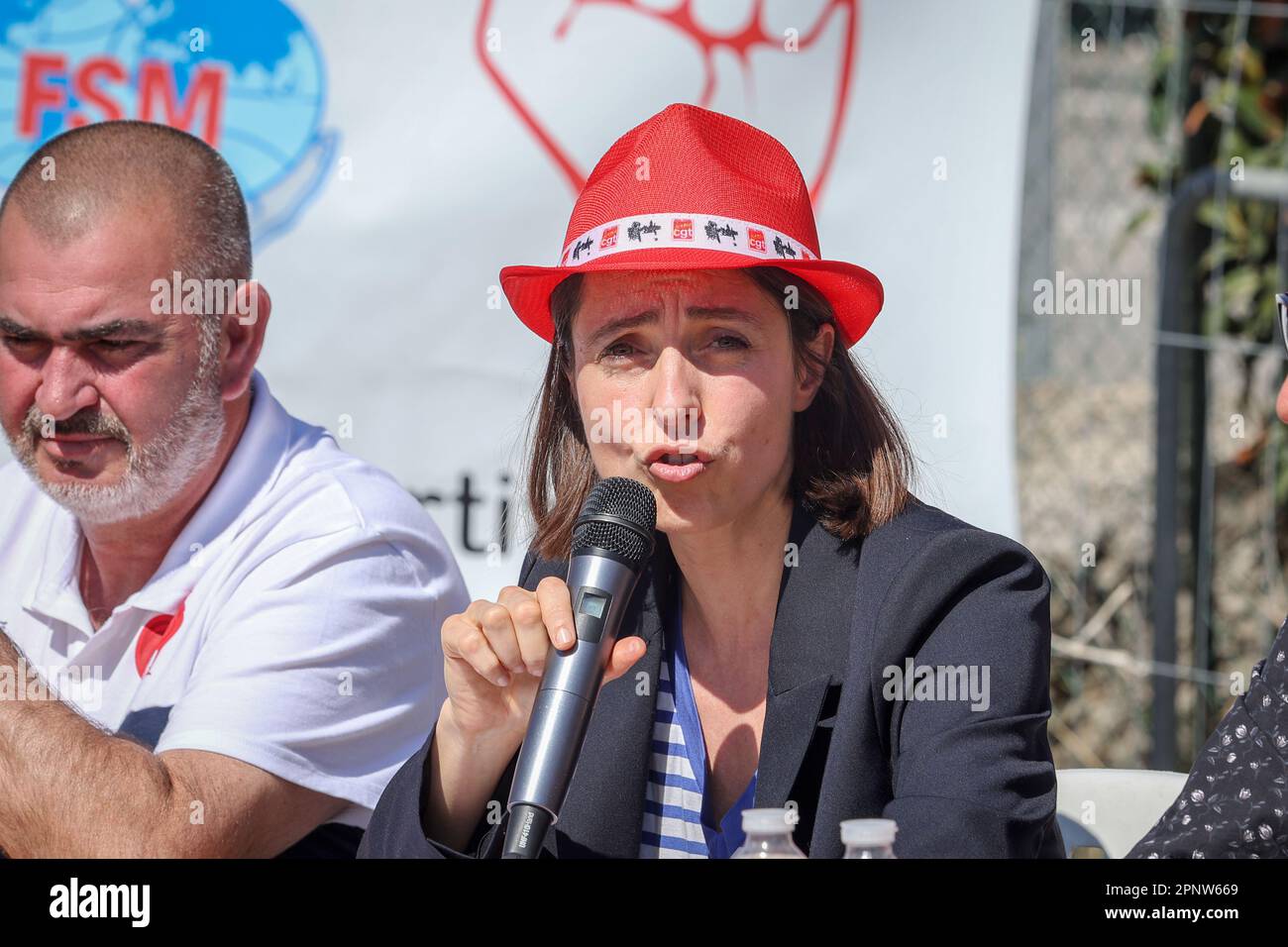 Gardanne, Frankreich. 20. April 2023. Sophie Binet, Staatssekretärin der CGT-Gewerkschaft, spricht während der Kundgebung im Wärmekraftwerk Gardanne. Die neue Generalsekretärin der CGT, Sophie Binet, hielt während ihrer ersten Reise nach Gardanne im Süden Frankreichs eine Pressekonferenz, die von Vertretern der örtlichen Gewerkschaften umgeben war. Kredit: SOPA Images Limited/Alamy Live News Stockfoto