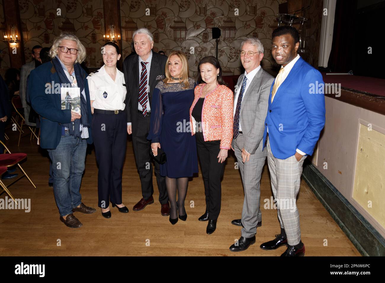 Paris, Frankreich. 20. April 2023. Pierre-Jean Chalencon, Marion Diaz, Prinz Joachim Murat, Prinzessin Maria del Pilar Murat, Jeanne d'Hauteserre, Thierry Brun und Jean-Barthélémy Bokassa nehmen am 20. April 2023 an der Cocktailparty zur Veröffentlichung von Thierry Brun's Roman L'OMBRE CHINOISE DE NAPOLEON im Cercle des Armées in Paris Teil. Thierry Brun erhielt von Massimo Gargia am 28. Januar den BESTEN 2023-Preis für L’ombre Chinoise de Napoléon (Michel de Maule). Kredit: Bernard Menigault/Alamy Live News Stockfoto