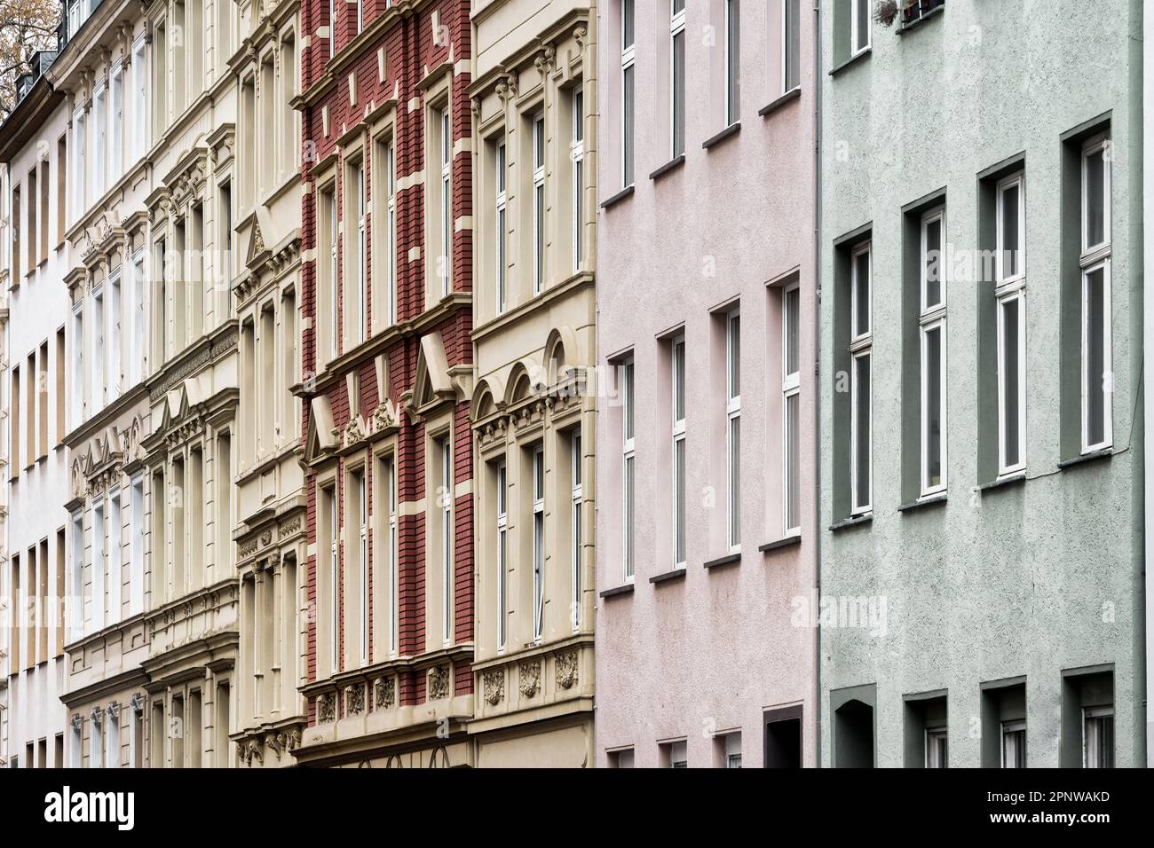 Alte Gebäudefassaden gemieteter Wohnungen im Studentenviertel Kwartier Latäng in köln Stockfoto