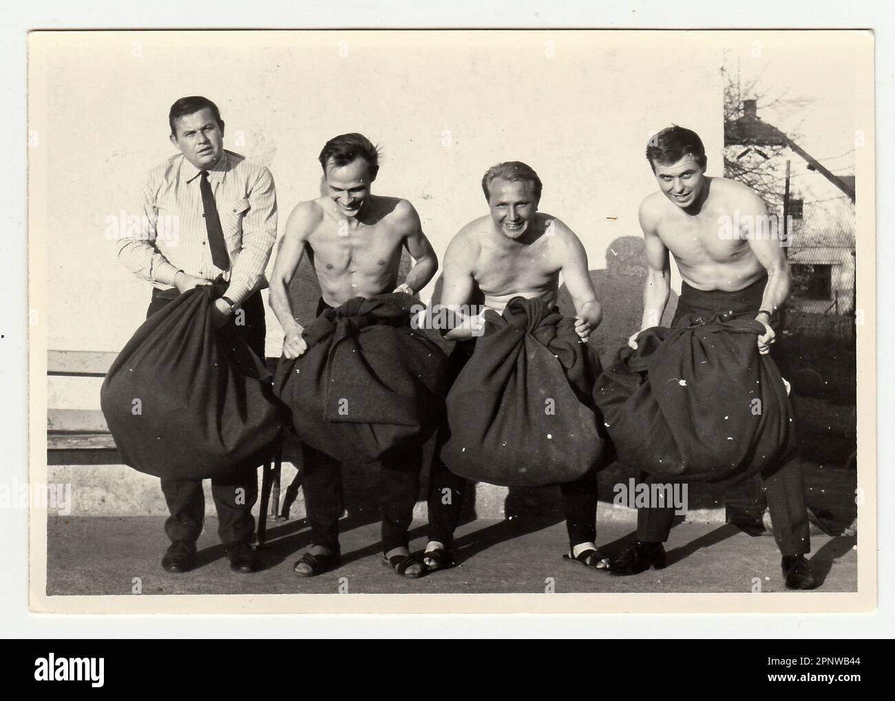 Der TSCHECHOSLOWAKISCHEN SOZIALISTISCHEN REPUBLIK, ca. 1965: Ein vintage Foto zeigt Soldaten, vorwärts zu gehen, aus der Armee. Stockfoto