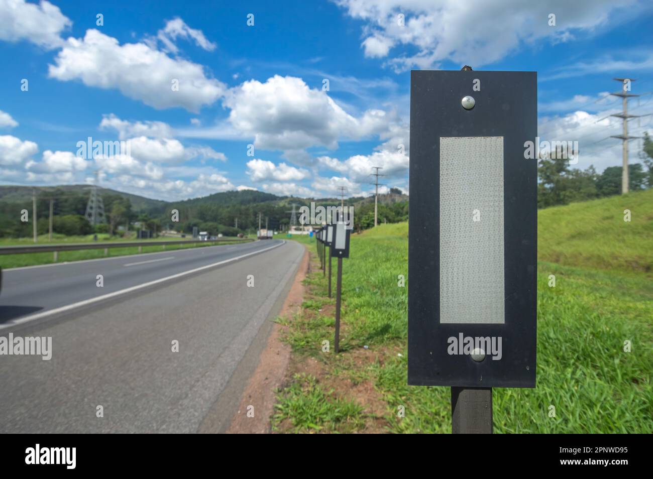 Itatiba-sp, brasilien-April 19,2023 Reflektorlicht auf der Autobahn hielt die Fahrer durch Signalisierung und Reflektion von Licht in der Nacht in Position. Stockfoto