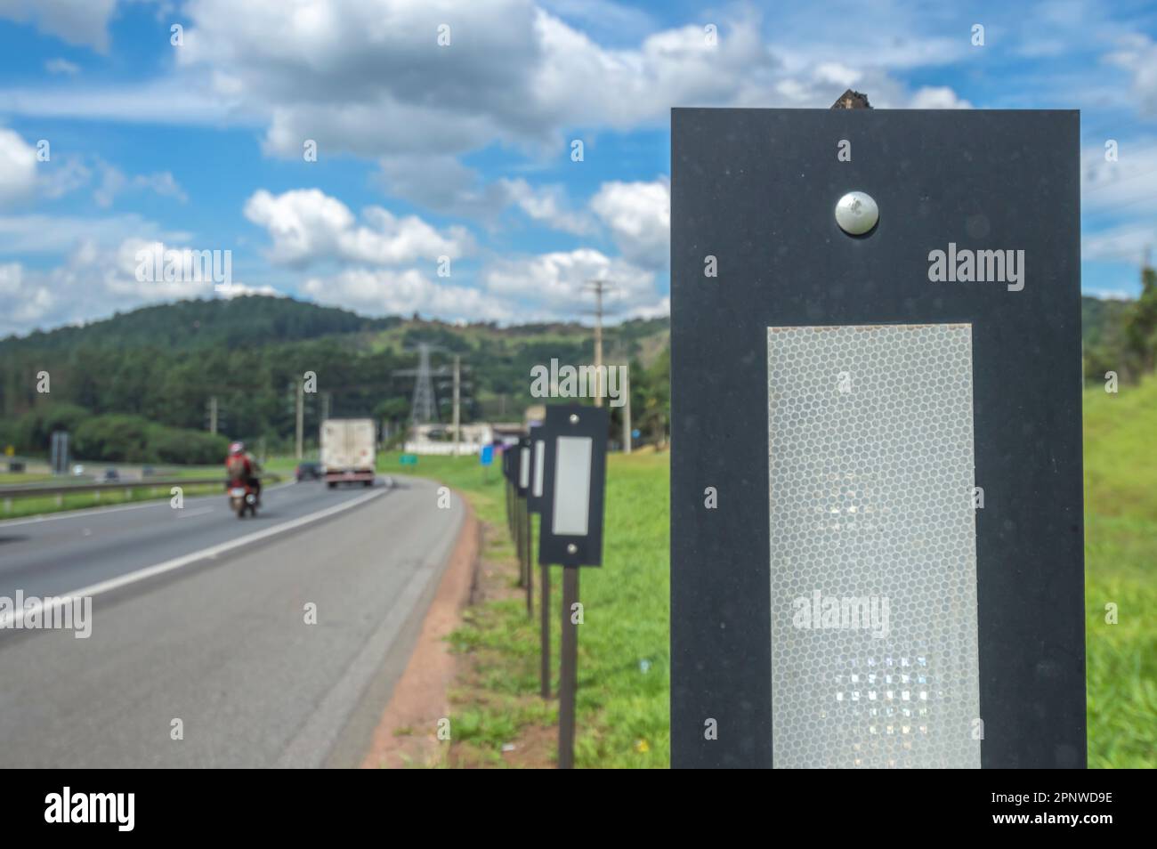 Itatiba-sp, brasilien-April 19,2023 Reflektorlicht auf der Autobahn hielt die Fahrer durch Signalisierung und Reflektion von Licht in der Nacht in Position. Stockfoto