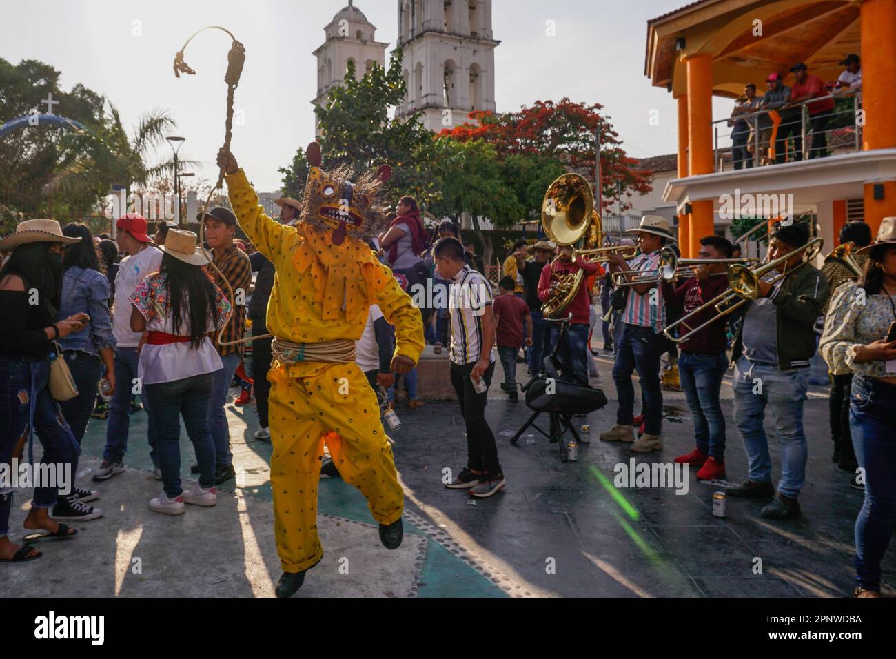 Ein Künstler, der eine Tigermaske trägt, tanzt nach der Teilnahme an der Schlacht der Tiger auf dem Hauptplatz in Zitlala, Guerrero, Mexiko am 05. Mai 2022. Die Zeremonie ist Teil eines Rituals der Vorfahren, um Regen und eine erfolgreiche Ernte zu fordern. (Avigaí Silva/Global Press Journal) Stockfoto