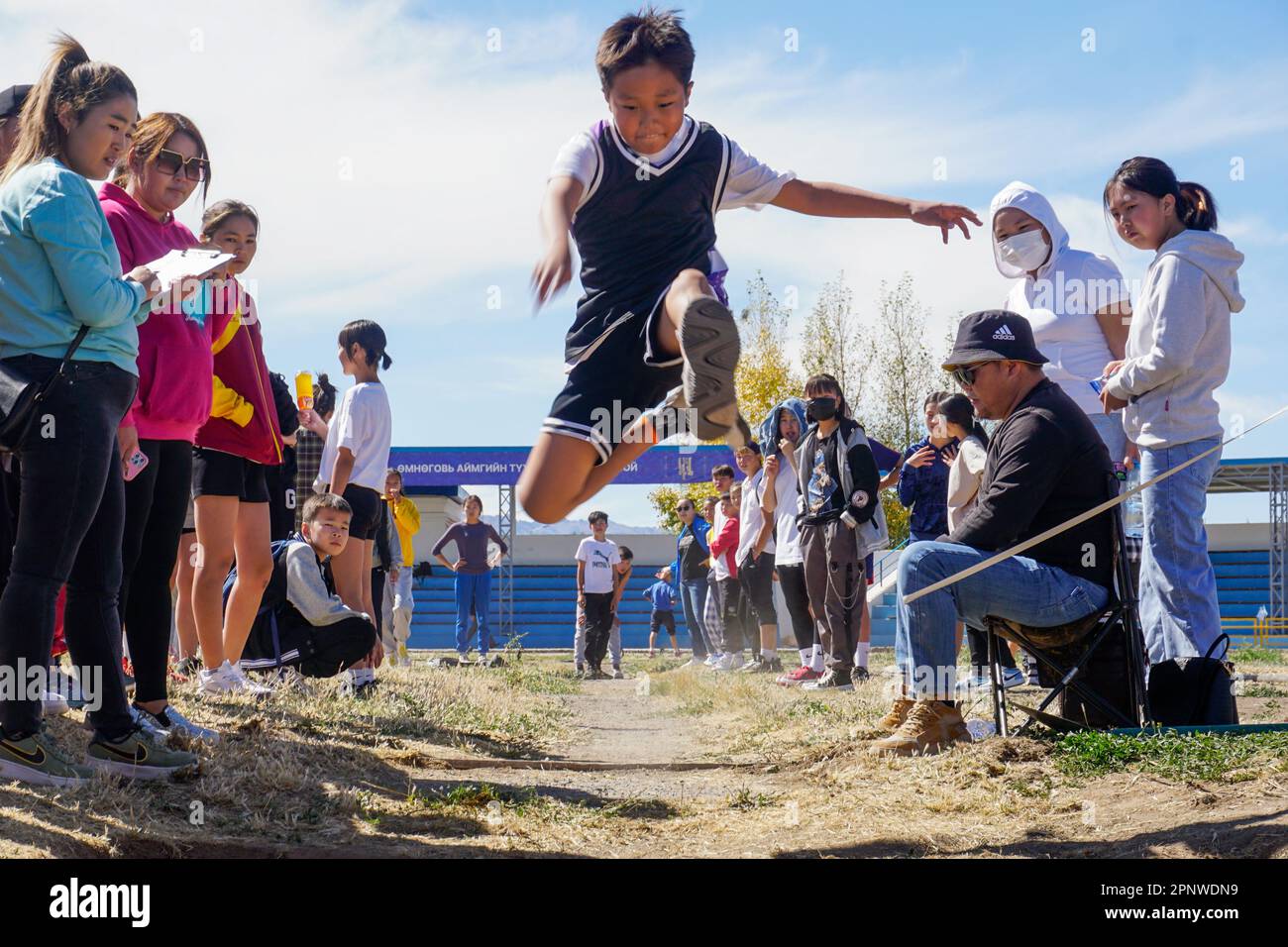 Bayanbileg Enkhbayar, 13, tritt am 17. September 2022 bei einer Schulsportveranstaltung in Dalanzadgad, Provinz Umnugovi, Mongolei, an. Nach einer zweijährigen Pause aufgrund von Pandemiesperrungen wurde das Ereignis wieder aufgenommen. (Uranchimeg Tsoghuu/Global Press Journal) Stockfoto