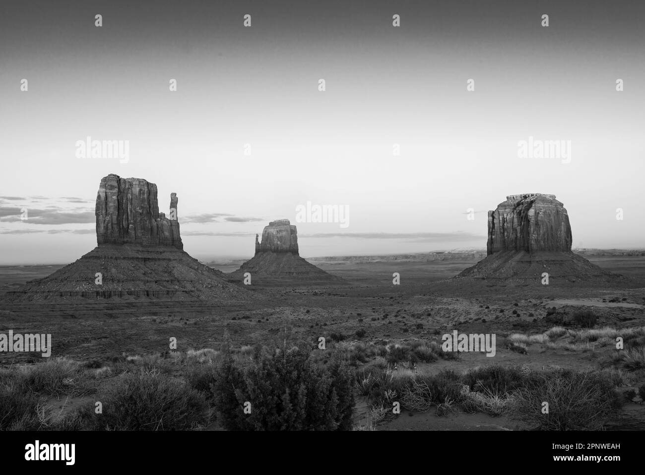 Sonnenuntergang mit Blick auf die linken und rechten Mittens, Monument Valley Tribal Park, Navajo Nation, Arizona, USA. Stockfoto