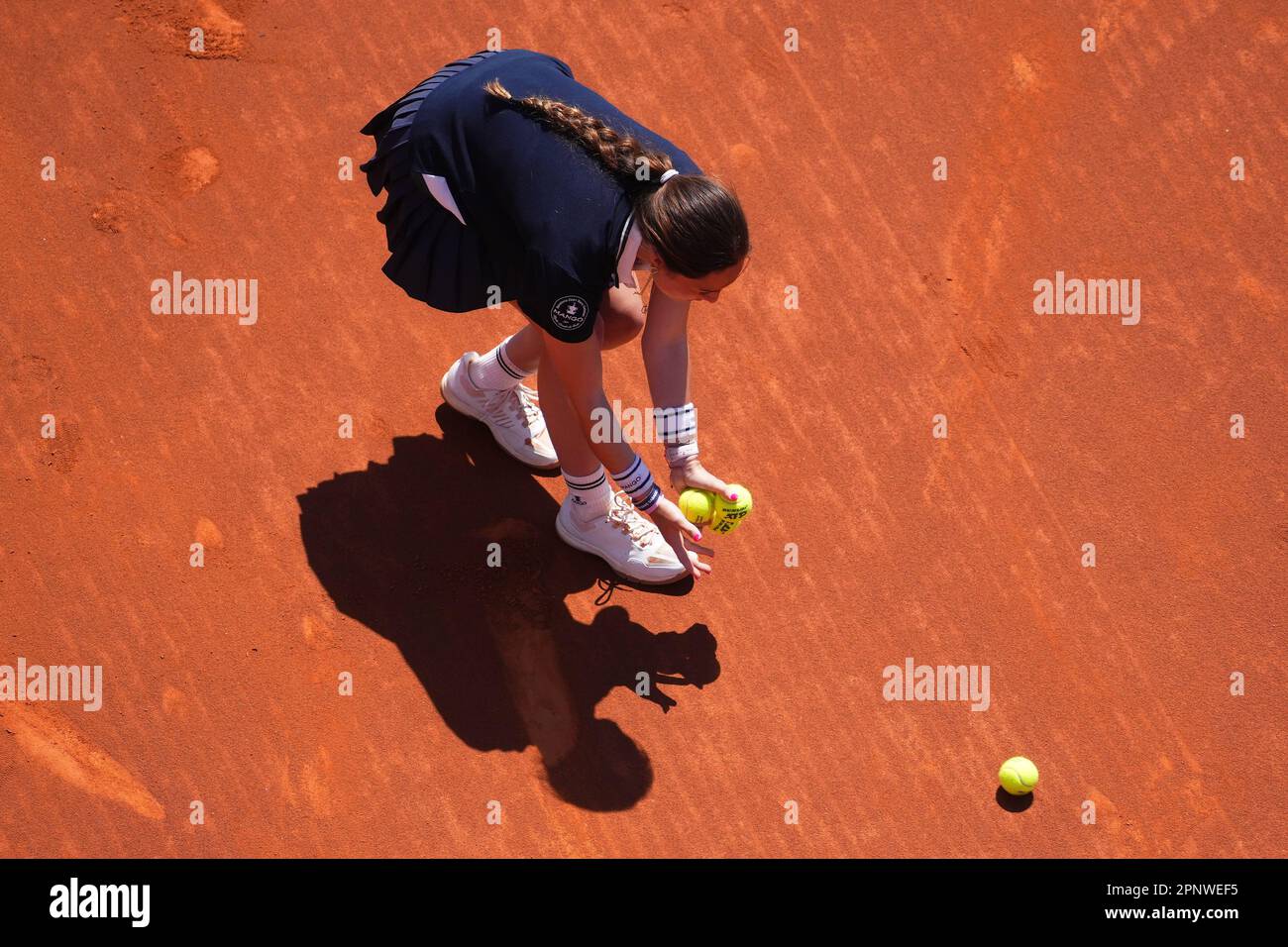 Ballgirl während des Barcelona Open Banc Sabadell , Conde de de Godo Trophy Match, Tag 4. Tennis ATP 500, Real Club de Tenis Barcelona, Barcelona, Spanien - 20. April 2023. (Foto: Bagu Blanco / PRESSIN) Stockfoto