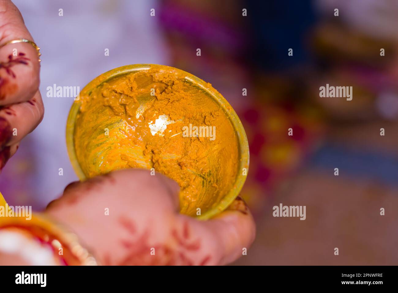 Kurkumpaste in einer Messingschüssel für Gaye Holud-Ritual der Hindu-Ehe. GATRA haridra ist die Zeremonie, bei der haldi oder Kurkuma auf Braut und angewendet wird Stockfoto