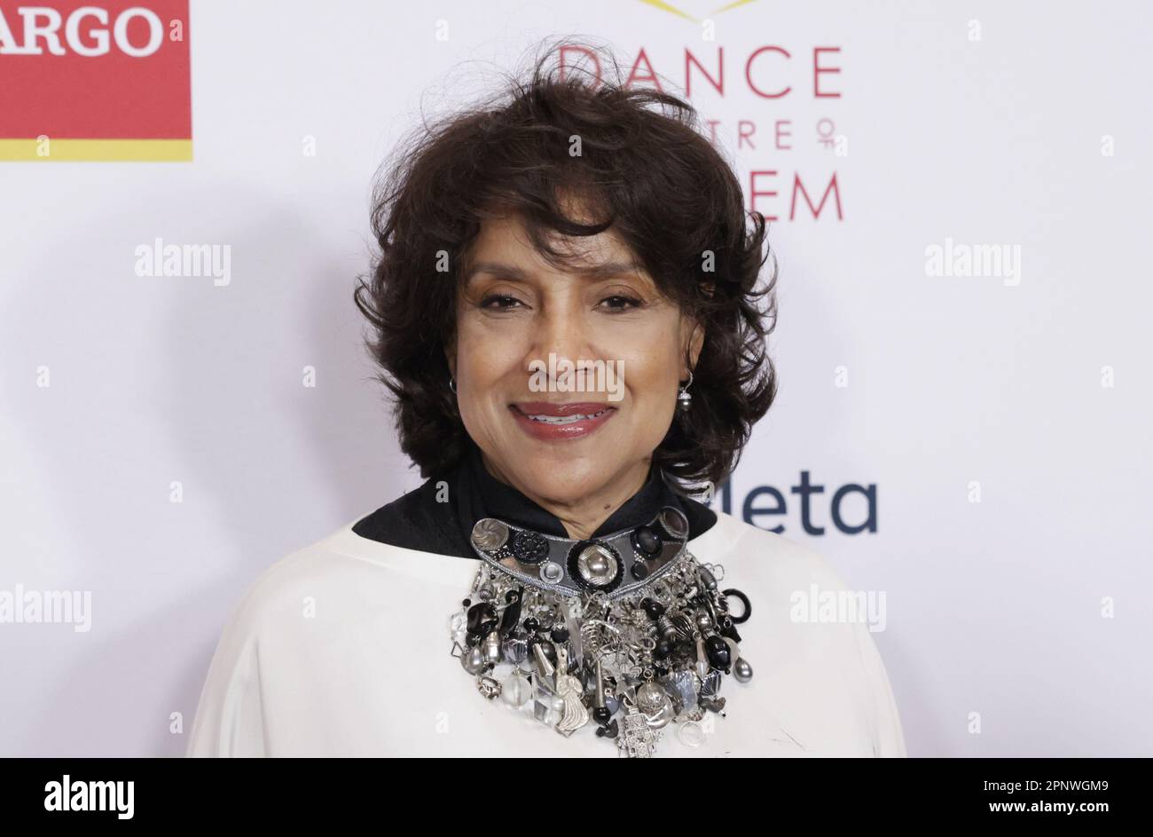 New York, Usa. 20. April 2023. Phylicia Rashad kommt auf dem roten Teppich an, als das Tanztheater von Harlem Debbie Allen am Donnerstag, den 20. April 2023, bei der Annual Vision Gala im New York City Center in New York City antritt. Foto: John Angelillo/UPI Credit: UPI/Alamy Live News Stockfoto