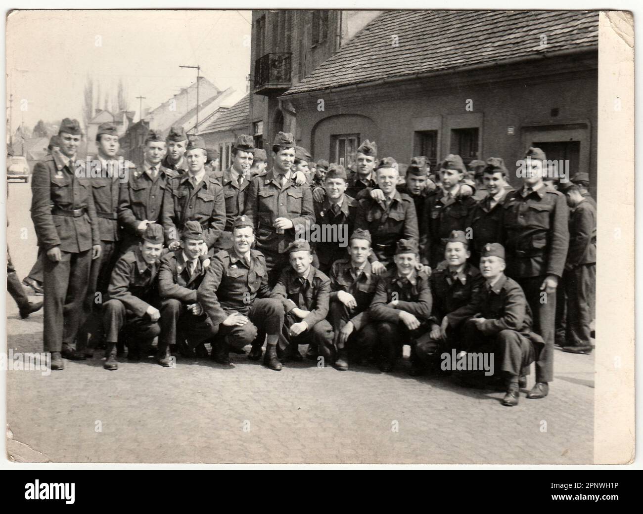 Ein klassisches Foto zeigt eine Gruppe von Soldaten auf der Straße. Stockfoto