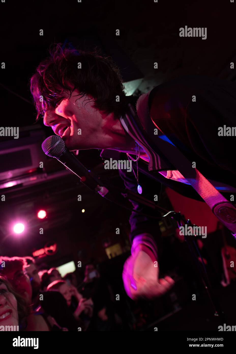 London, Vereinigtes Königreich, 20. April 2023. Trampolene-Schlagzeile der legendäre 100 Club in der London Oxford Street, angefeuert von einer bewundernswerten Menge. Kredit: Cristina Massei/Alamy Live News Stockfoto