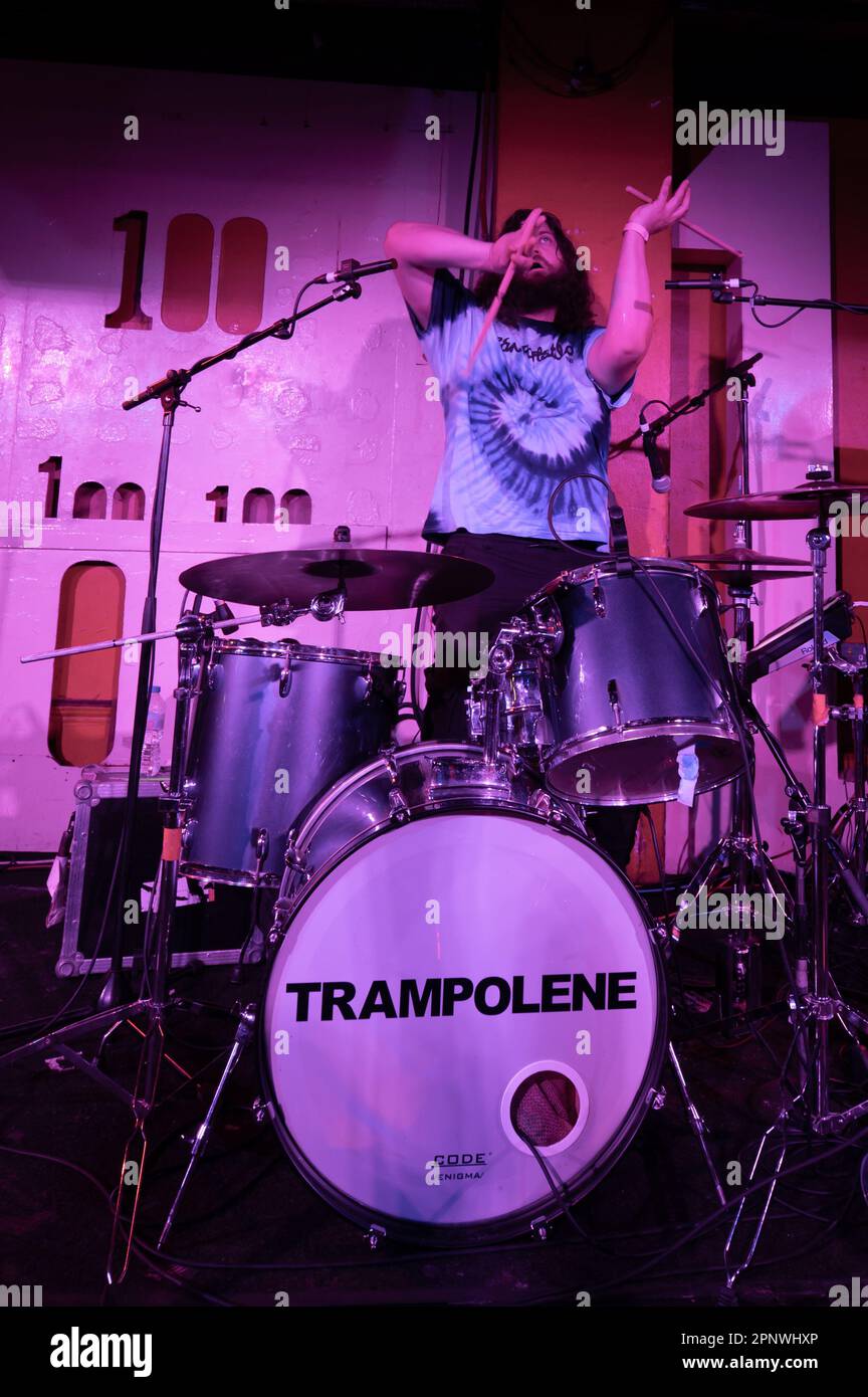 London, Vereinigtes Königreich, 20. April 2023. Trampolene-Schlagzeile der legendäre 100 Club in der London Oxford Street, angefeuert von einer bewundernswerten Menge. Kredit: Cristina Massei/Alamy Live News Stockfoto