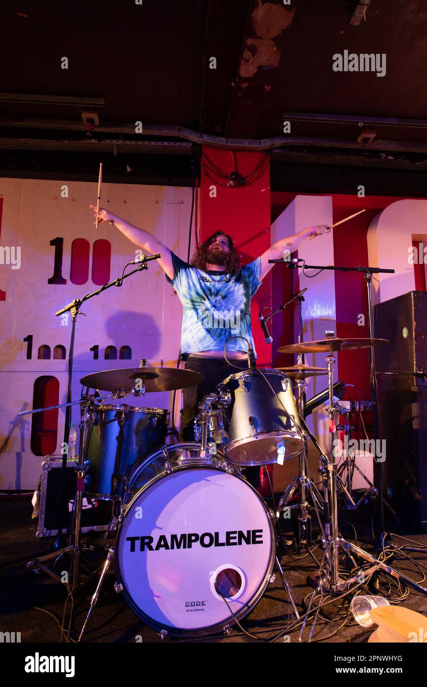 London, Vereinigtes Königreich, 20. April 2023. Trampolene-Schlagzeile der legendäre 100 Club in der London Oxford Street, angefeuert von einer bewundernswerten Menge. Kredit: Cristina Massei/Alamy Live News Stockfoto