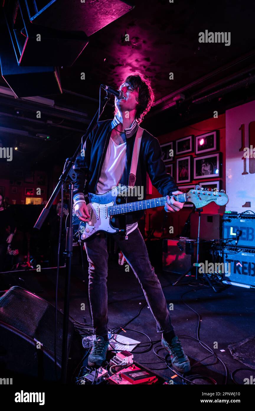 London, Vereinigtes Königreich, 20. April 2023. Trampolene-Schlagzeile der legendäre 100 Club in der London Oxford Street, angefeuert von einer bewundernswerten Menge. Kredit: Cristina Massei/Alamy Live News Stockfoto