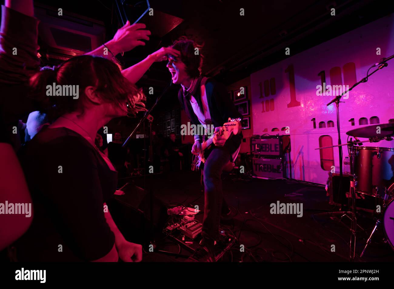London, Vereinigtes Königreich, 20. April 2023. Trampolene-Schlagzeile der legendäre 100 Club in der London Oxford Street, angefeuert von einer bewundernswerten Menge. Kredit: Cristina Massei/Alamy Live News Stockfoto