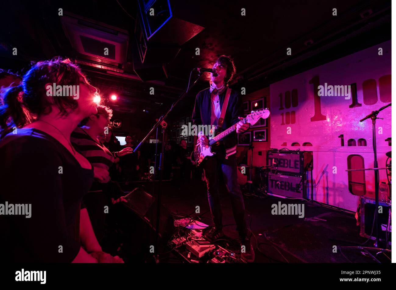 London, Vereinigtes Königreich, 20. April 2023. Trampolene-Schlagzeile der legendäre 100 Club in der London Oxford Street, angefeuert von einer bewundernswerten Menge. Kredit: Cristina Massei/Alamy Live News Stockfoto