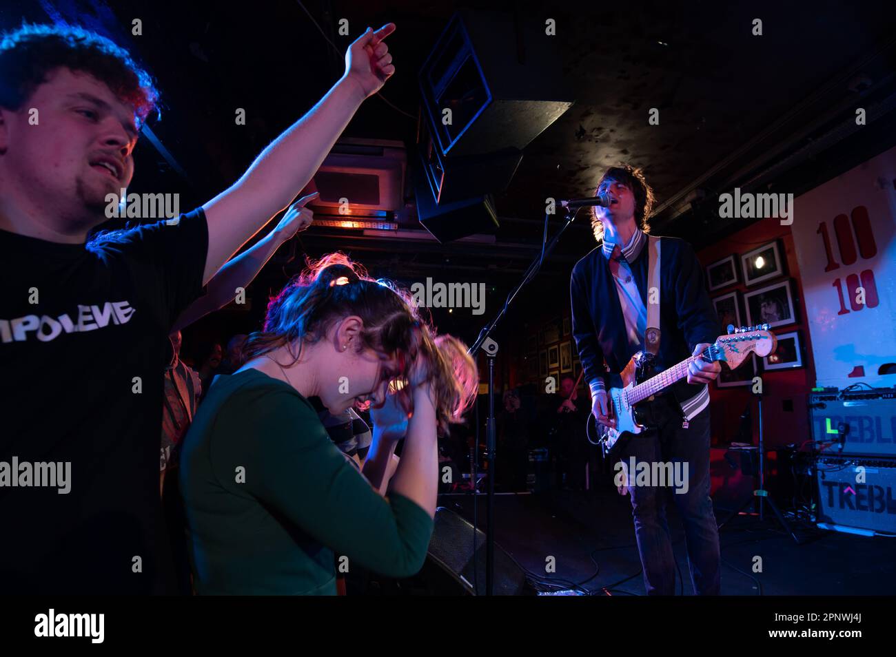 London, Vereinigtes Königreich, 20. April 2023. Trampolene-Schlagzeile der legendäre 100 Club in der London Oxford Street, angefeuert von einer bewundernswerten Menge. Kredit: Cristina Massei/Alamy Live News Stockfoto
