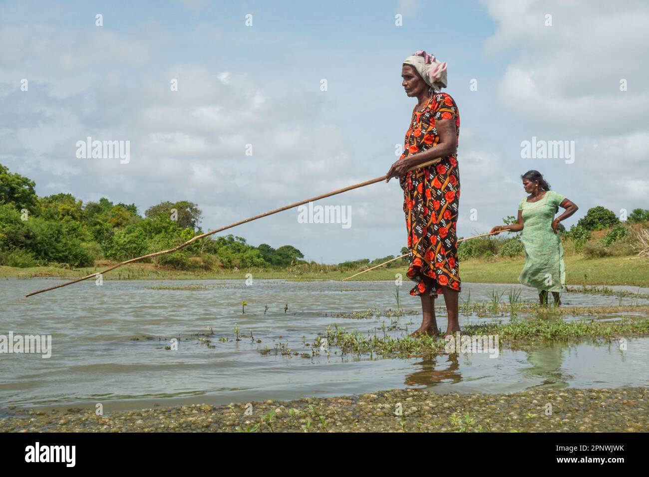 Palanichami Mary, Front und Nadarasa Puvaneswari fischen am 12. Juni 2022 in Mannar, Sri Lanka. Einige Sri-lankische Bürger haben sich aufgrund von Nahrungsmittelknappheit und gestiegenen Preisen für Meeresfrüchte dem Fischfang zugewandt. (Vetrichelvi Chandrakala/Global Press Journal) Stockfoto