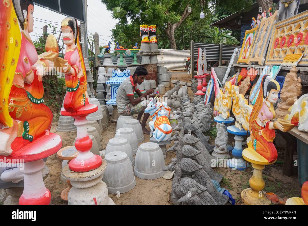 Kanthasamy Kugasanth malt Zementskulpturen in Pandatharippu, Jaffna, Sri Lanka am 19. Oktober 2021. Kugasanth, der seit mehr als zwei Jahren als Maler arbeitet, sagt, dass seine Beschäftigung durch Lockdowns beeinträchtigt worden sei, um die Ausbreitung des Coronavirus zu verhindern. (Vijayatharsiny Thinesh/Global Press Journal) Stockfoto