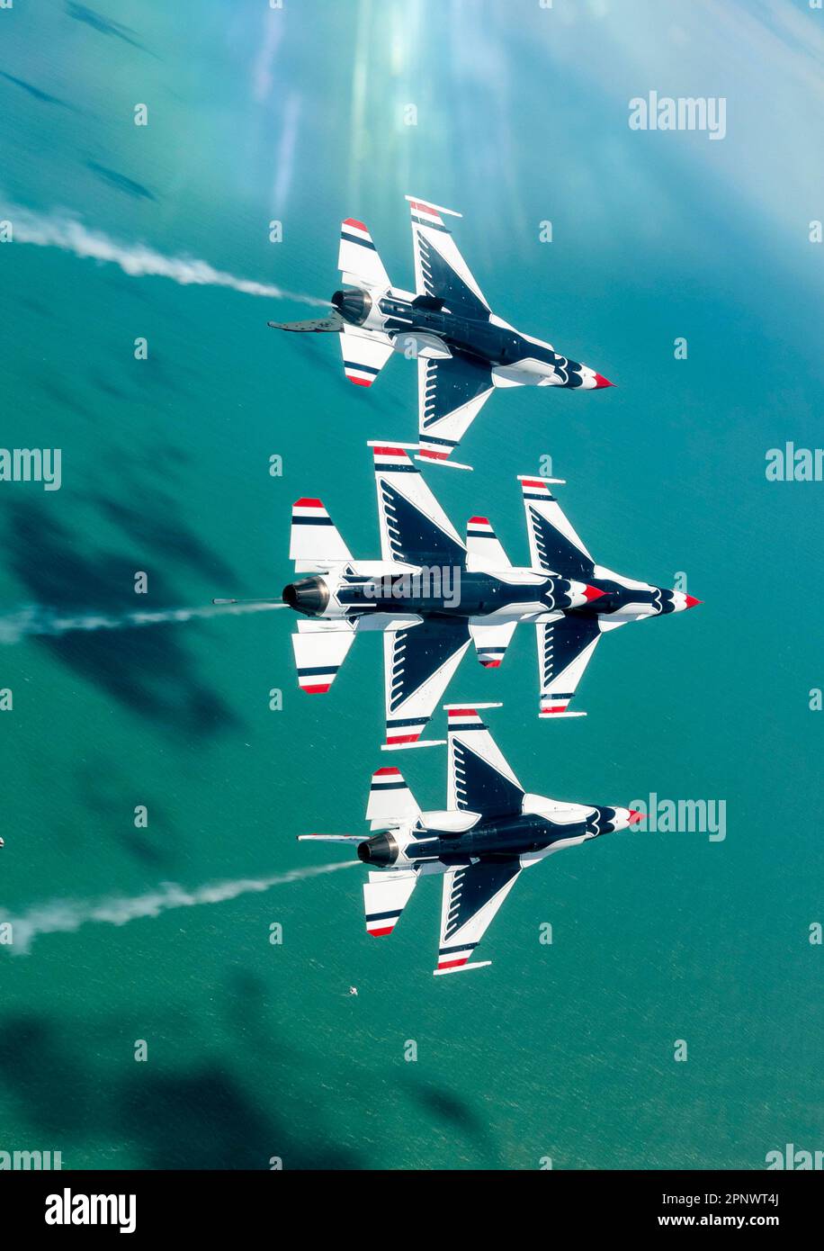 Die US Air Force Air Demonstration Squadron „Thunderbirds“ tritt am