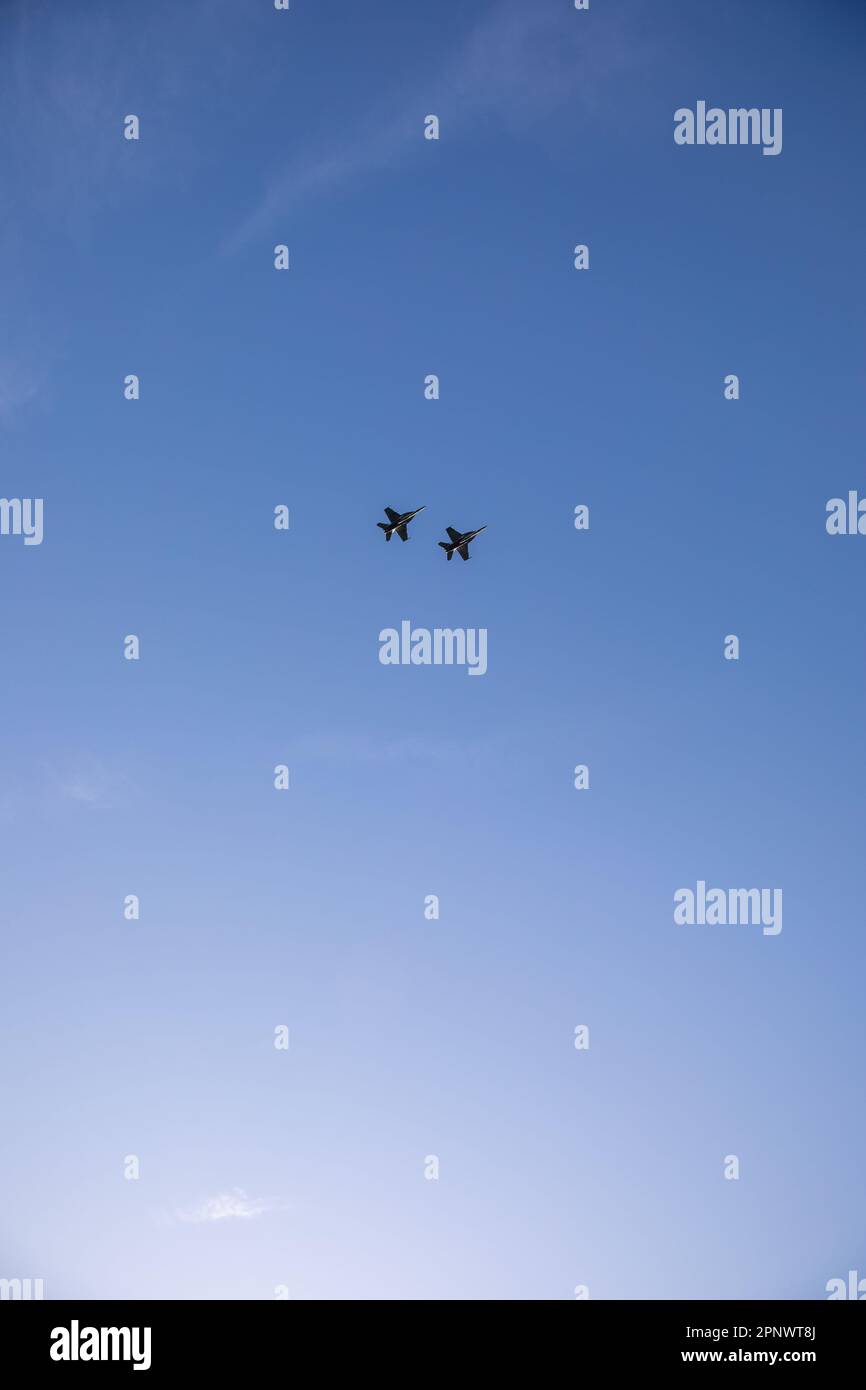 Chesapeake, Virginia (19. April 2023) - Strike Fighter Squadron (VFA) 106 überflog während einer Gedenkfeier für 1. LT. Michael Johnson an der Hickory High School in Chesapeake, Virginia, 20. April. Johnson war Absolvente der Hickory High, und dieses Denkmal war zu Ehren seines Todes in der Provinz Kunar, Afghanistan, September 2009. (USA Marinefoto von Brian M. Brooks, Chief Mass Communication Specialist) Stockfoto