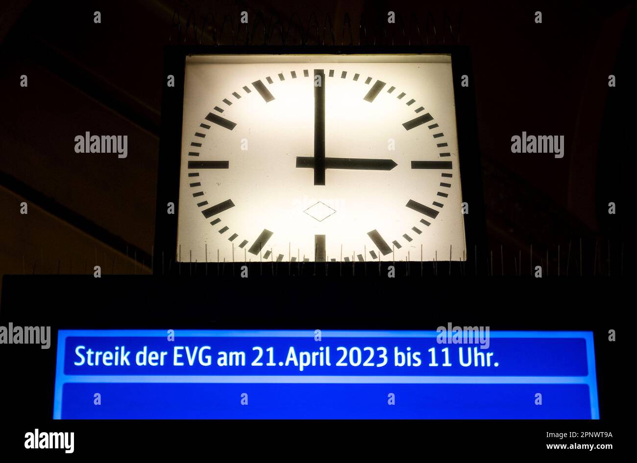 Hamburg, Deutschland. 21. April 2023. Eine Uhr zeigt zu Beginn eines EVG-Warneinschlags 3 Uhr an. Der Eisenbahnverkehr in Deutschland kommt am Freitagmorgen infolge eines Warnstreiks der EVG praktisch zum Stillstand. Kredit: Daniel Bockwoldt/dpa/Daniel Bockwoldt/dpa/Alamy Live News Stockfoto