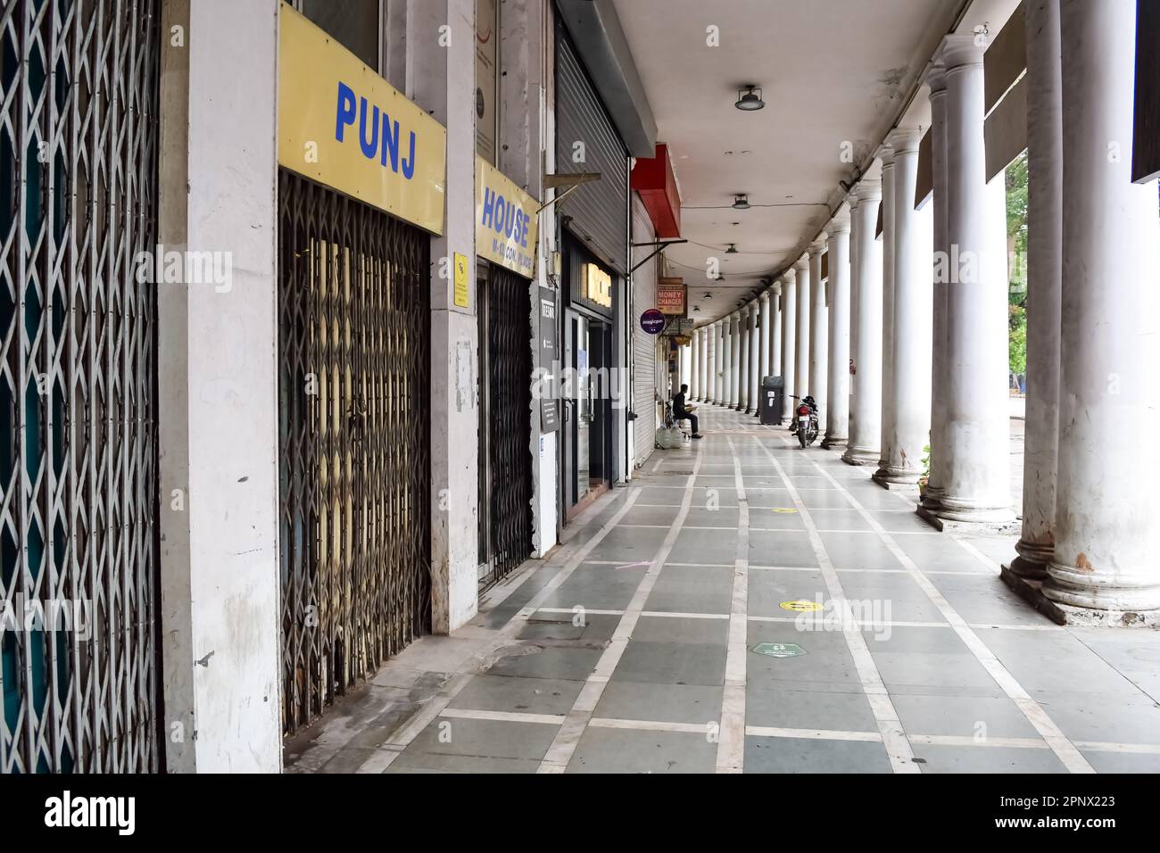 Delhi, Indien, März 31 2023 - berühmter Geschäftsbezirk Connaught Place, bekannt als CP Delhi, im Zentrum von Neu-Delhi, Indien mit Büros, Banken und Geschäften Stockfoto