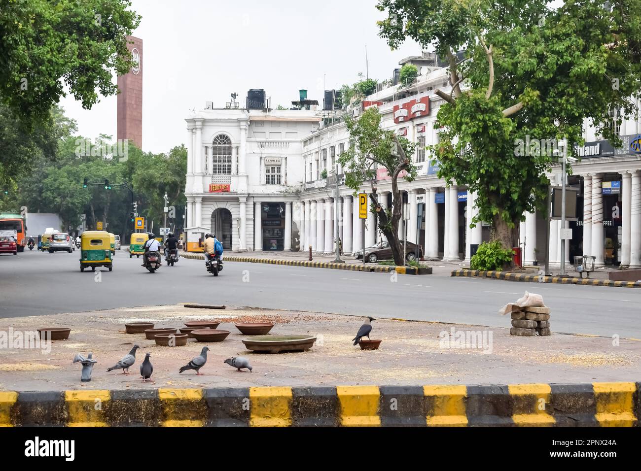 Delhi, Indien, März 31 2023 - berühmter Geschäftsbezirk Connaught Place, bekannt als CP Delhi, im Zentrum von Neu-Delhi, Indien mit Büros, Banken und Geschäften Stockfoto