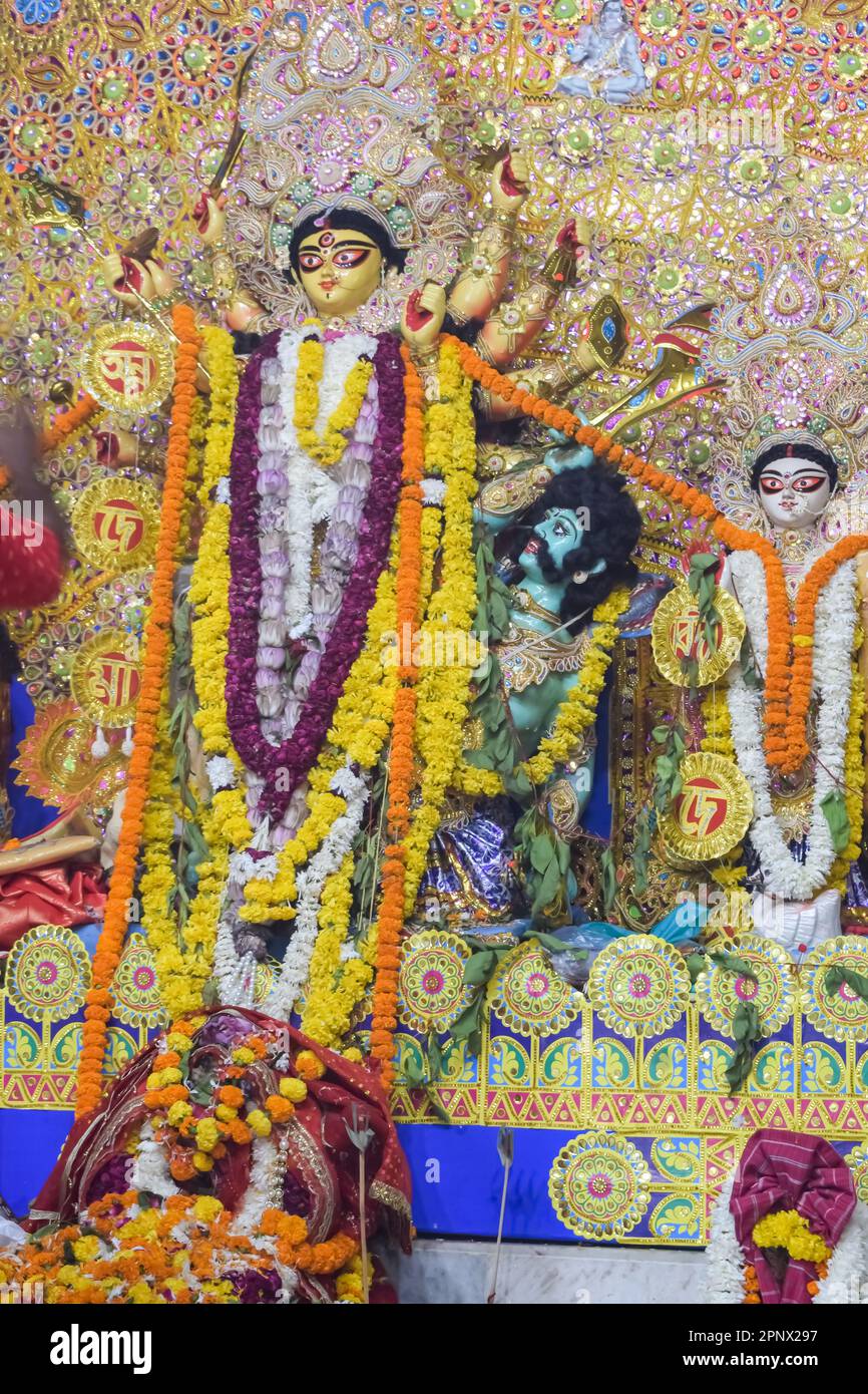 Göttin Durga mit traditionellem Look in Nahaufnahme bei einer Südkolkata Durga Puja, Durga Puja Idol, Einem größten hinduistischen Navratri-Festival in Indien Stockfoto