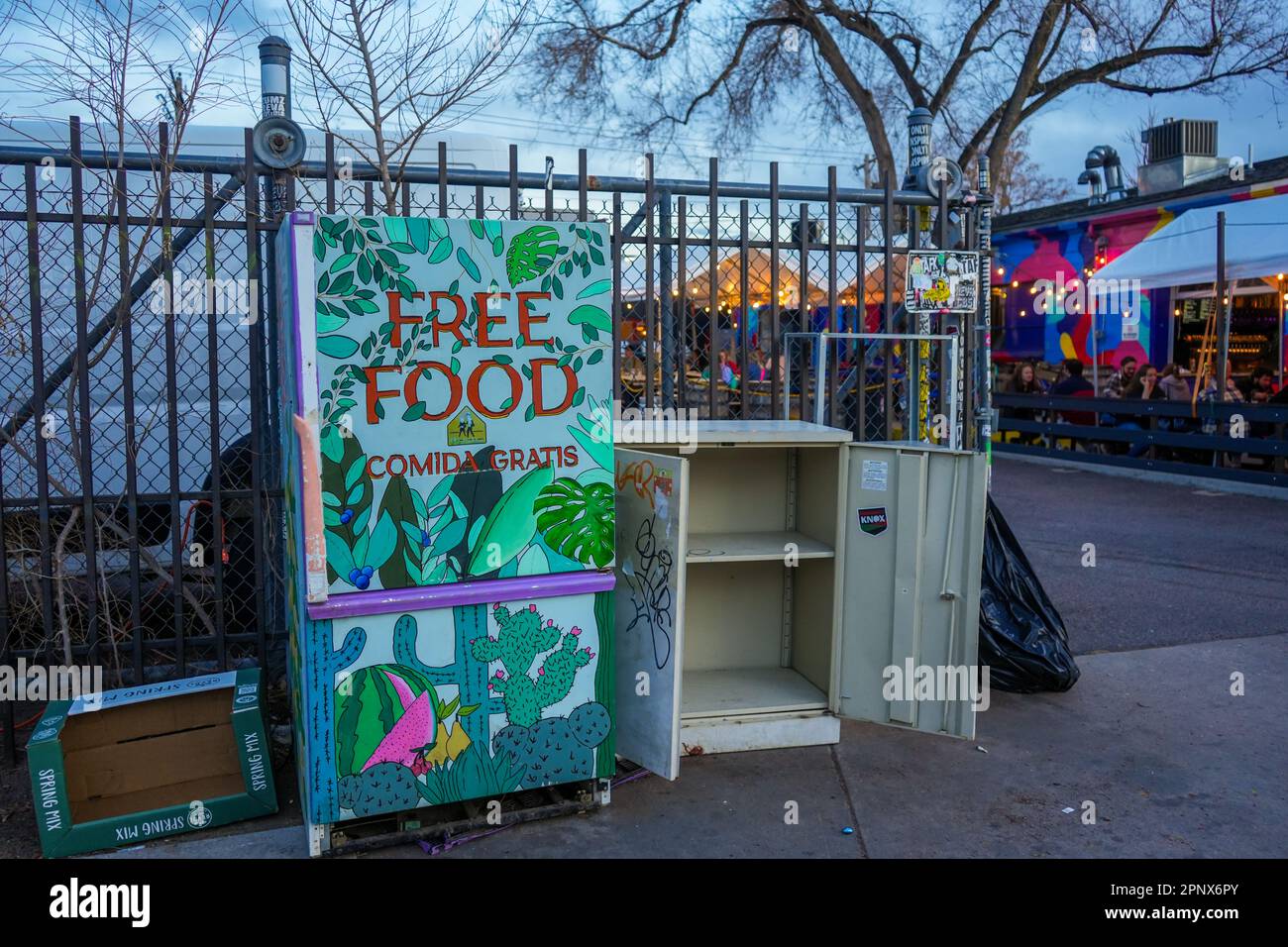 Denver, Colorado, USA - 4,7.2023: Rino-Viertel, kostenloser Lebensmittelkühlschrank. Bürgersteig-Speisekammer. Denver Community Kühlschrankprojekt Stockfoto