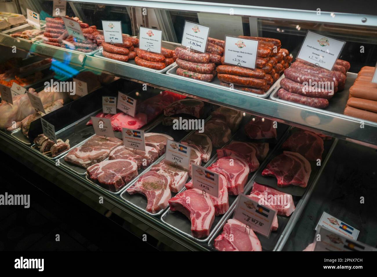 Denver, Colorado, USA - 4,7.2023: Regionale Fleischsorten auf dem Denver Central Market Stockfoto