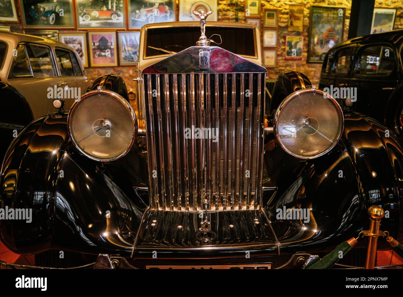 istanbul, türkei - September 2022. Rolls-Royce: Klassisches britisches Auto mit schwarzem Hintergrund. Hochwertiges Foto Stockfoto