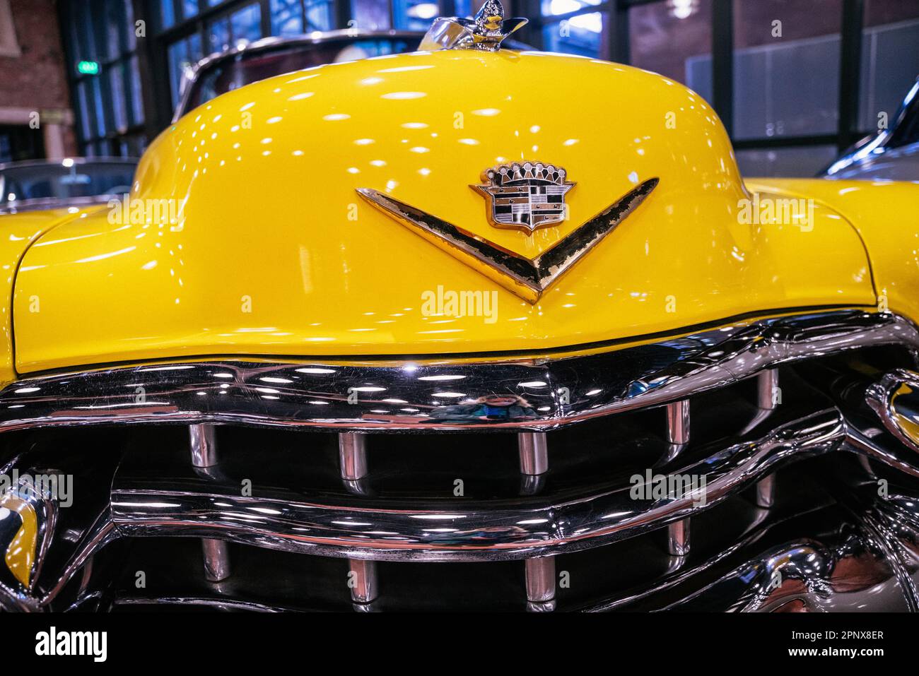 istanbul, türkei - OKTOBER 2022 gelbes Elfenbein Cadillac Cabriolet Coupe Serie 62 1953. Hochwertiges Foto Stockfoto