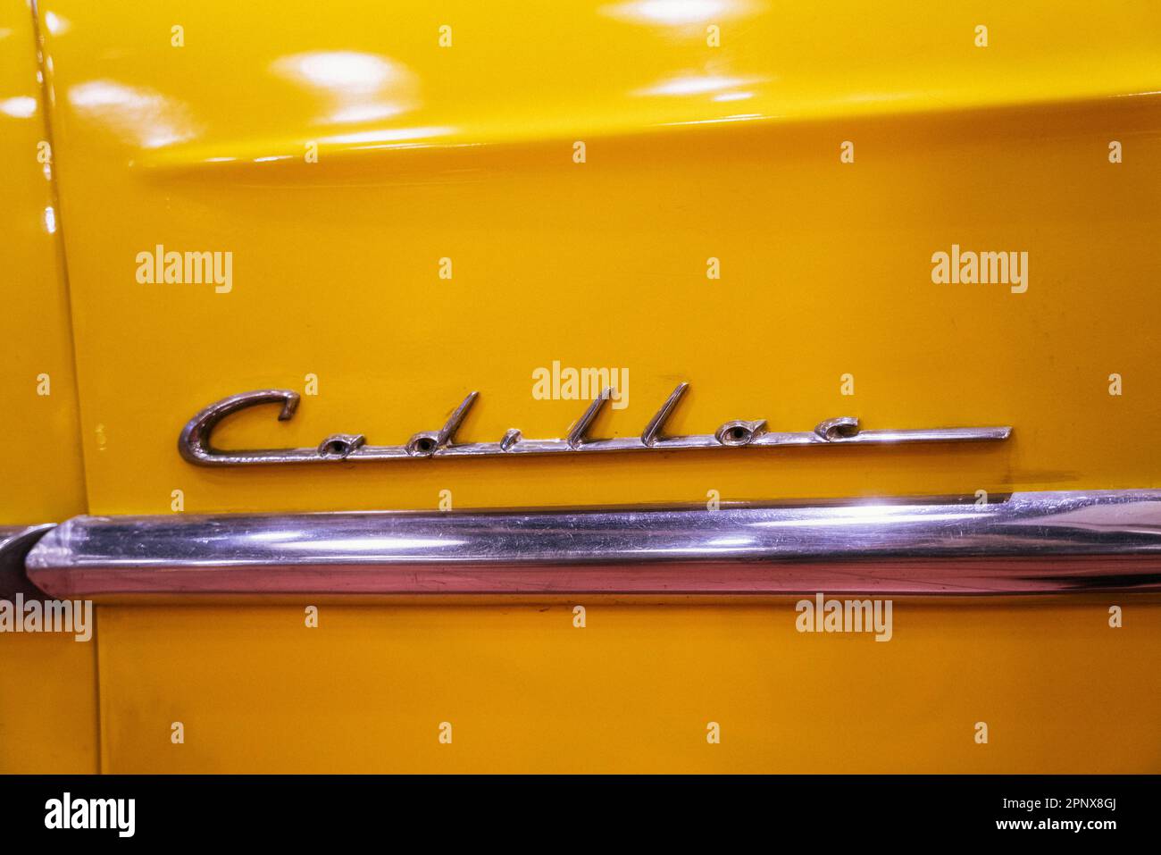 istanbul, türkei - OKTOBER 2022 gelbes Elfenbein Cadillac Cabriolet Coupe Serie 62 1953. Hochwertiges Foto Stockfoto