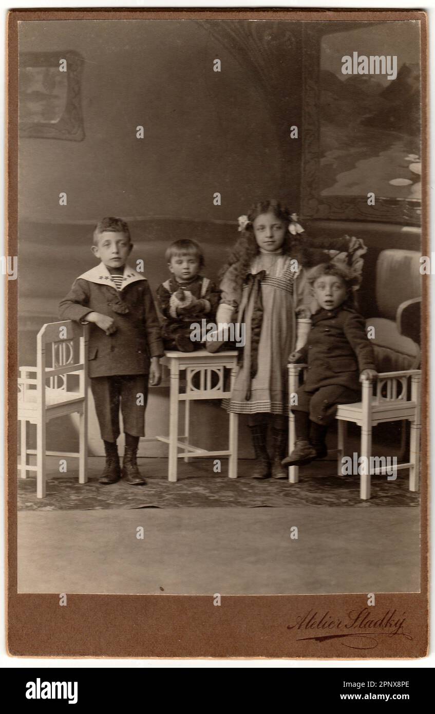 Die klassische Hüttenkarte zeigt eine Gruppe von Kindern. Antikes Schwarz-Weiß-Foto wurde im Studio gemacht. Stockfoto