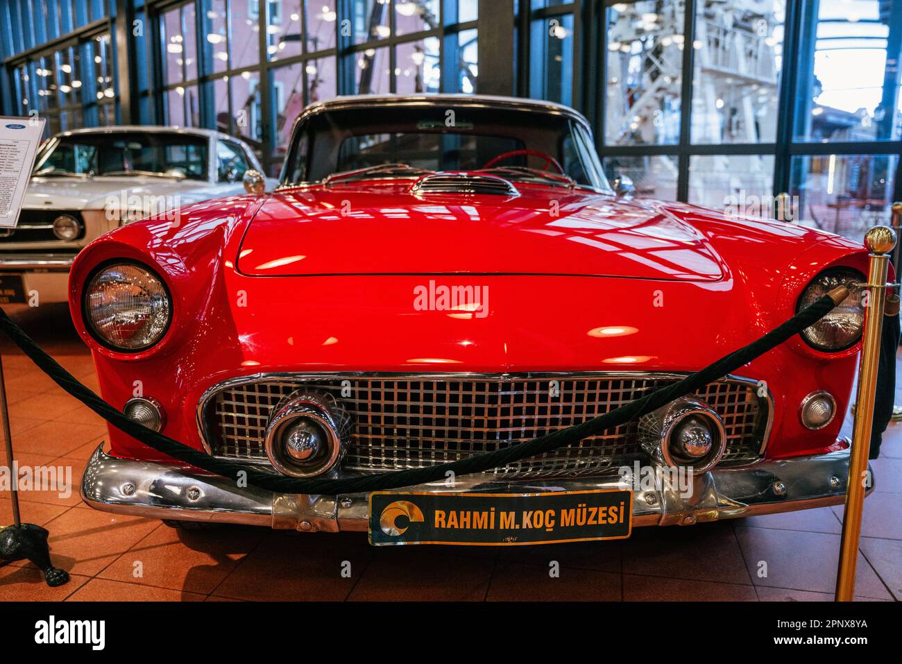 istambul, türkei - DEZEMBER 2022 Ein hübscher 1956 Ford Thunderbird in Rot. Hochwertiges Foto Stockfoto