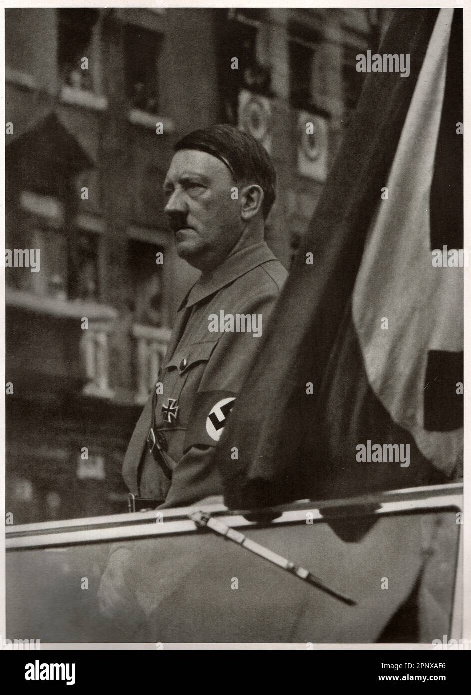 Der deutsche Führer Adolf Hitler steht in seinem Cabrio. Reproduktion antiker Fotos. Stockfoto