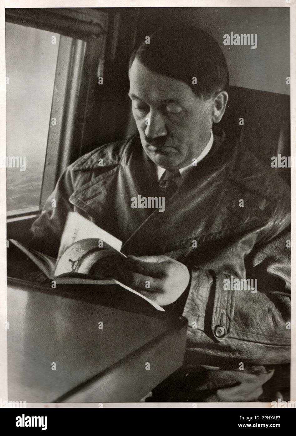 Adolf Hitler wird Führer und Reichskanzler - Anführer und Kanzler, Anführer des nazideutschlands. Reproduktion antiker Fotos. Stockfoto