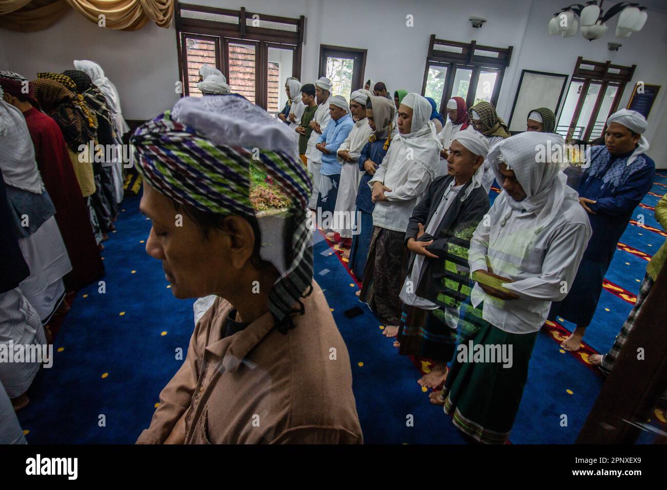 Bogor, Indonesien. 20. April 2023. Gemeinde Naqsabandiyah muslimische Gemeinde Sufi führt am 20. April 2023 im Suluk Darussalam-Gotteshaus in Bogor, West-Java, Indonesien, Eid al-Fitr Gebete auf. Thariqat Naqsyabandiyah Al Kholidiyah Jalaliyah setzt 1 Shawwal 1444 H am Donnerstag, den 20. April 2023. Diese Berechnung unterscheidet sich von der Berechnung der Regierung am Samstag, den 22. April 2023. (Foto: Andi M Ridwan/INA Photo Agency/Sipa USA) Guthaben: SIPA USA/Alamy Live News Stockfoto