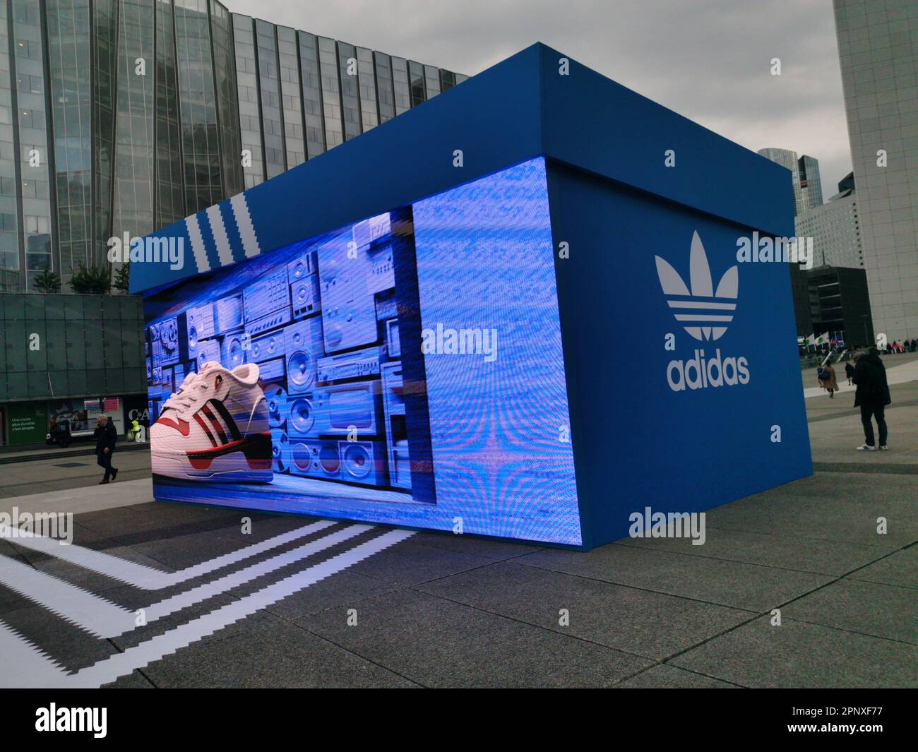 April 18. 2023. Adidas riesige Schuhkarton fur eine Werbeveranstaltung auf der Esplanade de la Defense Stockfotografie Alamy
