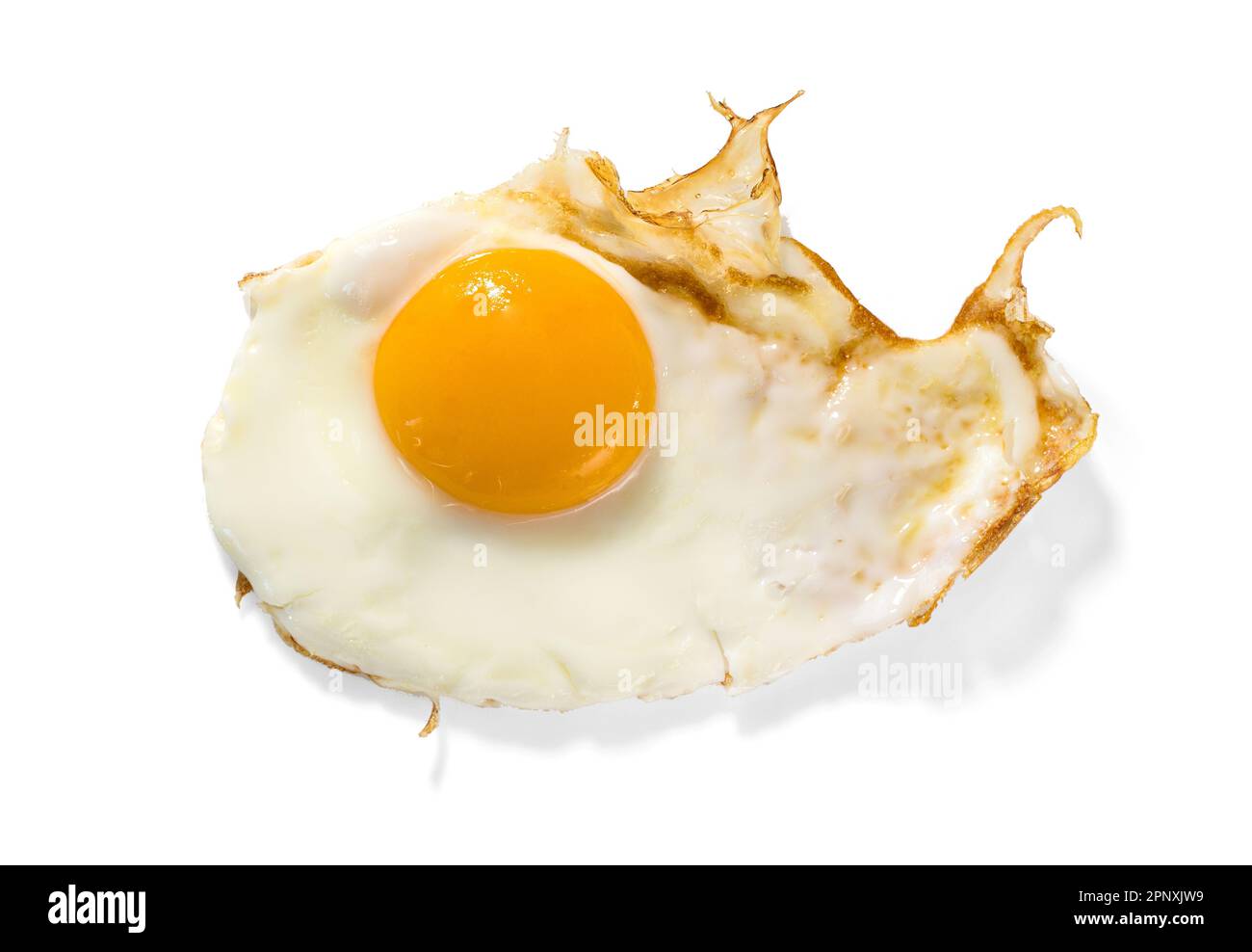 Appetitliche Portion von gebratenem Hühnerei mit flüssigem Eigelb, isoliert auf weißem Hintergrund Stockfoto