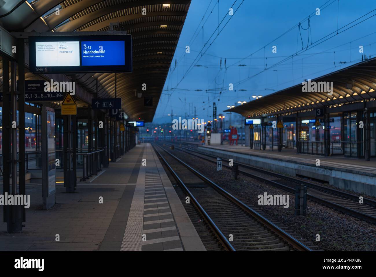 Kaiserslautern, Deutschland. 21. April 2023. Der Morgenzug nach München wurde wegen landesweiter Streiks gestrichen. Der Streik wurde von der EVG-Eisenbahn- und Verkehrsgewerkschaft nach gescheiterten Lohnverhandlungen mit dem Eisenbahnunternehmen Deutsche Bahn (DB) eingeleitet. Die Gewerkschaftsmitglieder wurden aufgefordert, am Freitag zwischen 3 und 11 Uhr alle Bahnverbindungen anzuhalten Kredit: Gustav Zygmund/Alamy News Stockfoto