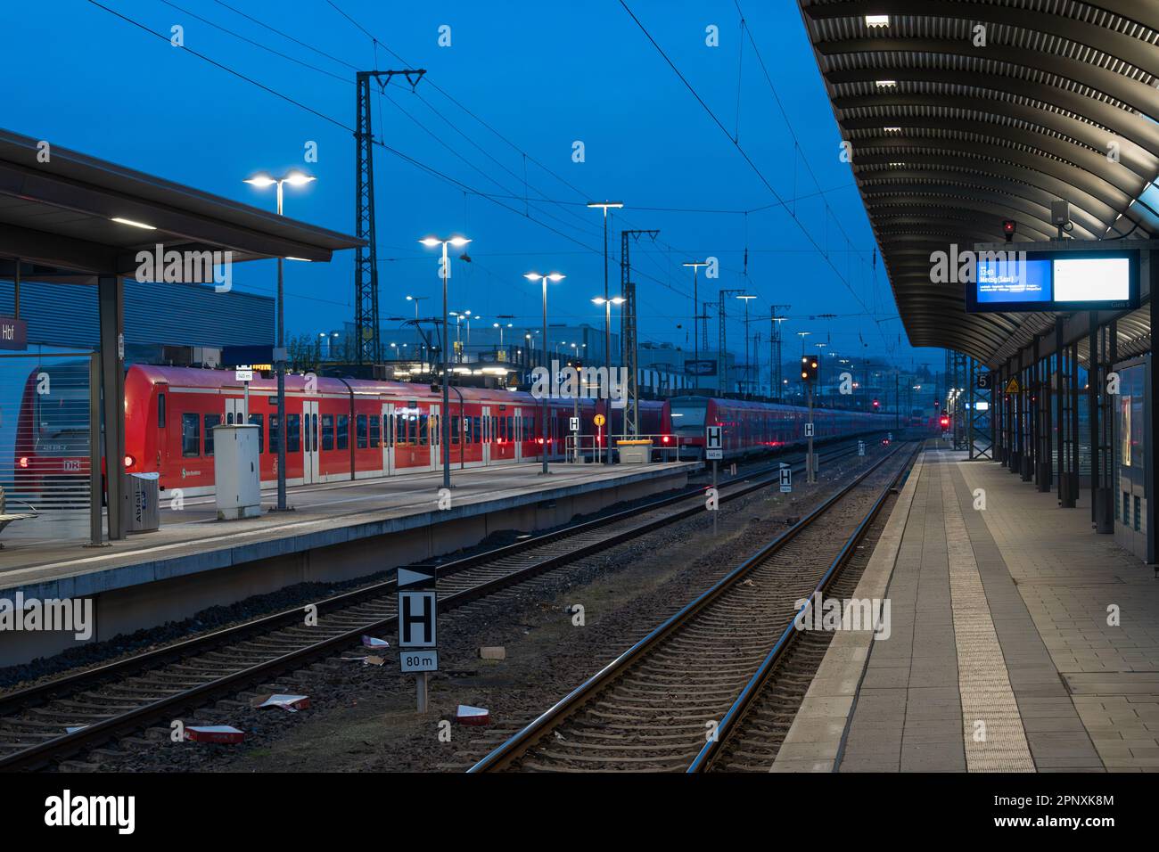 Kaiserslautern, Deutschland. 21. April 2023. Mehrere Züge stehen morgens still. Der Streik wurde von der EVG-Eisenbahn- und Verkehrsgewerkschaft nach gescheiterten Lohnverhandlungen mit dem Eisenbahnunternehmen Deutsche Bahn (DB) eingeleitet. Die Gewerkschaftsmitglieder wurden aufgefordert, am Freitag zwischen 3 und 11 Uhr alle Bahnverbindungen anzuhalten Kredit: Gustav Zygmund/Alamy News Stockfoto