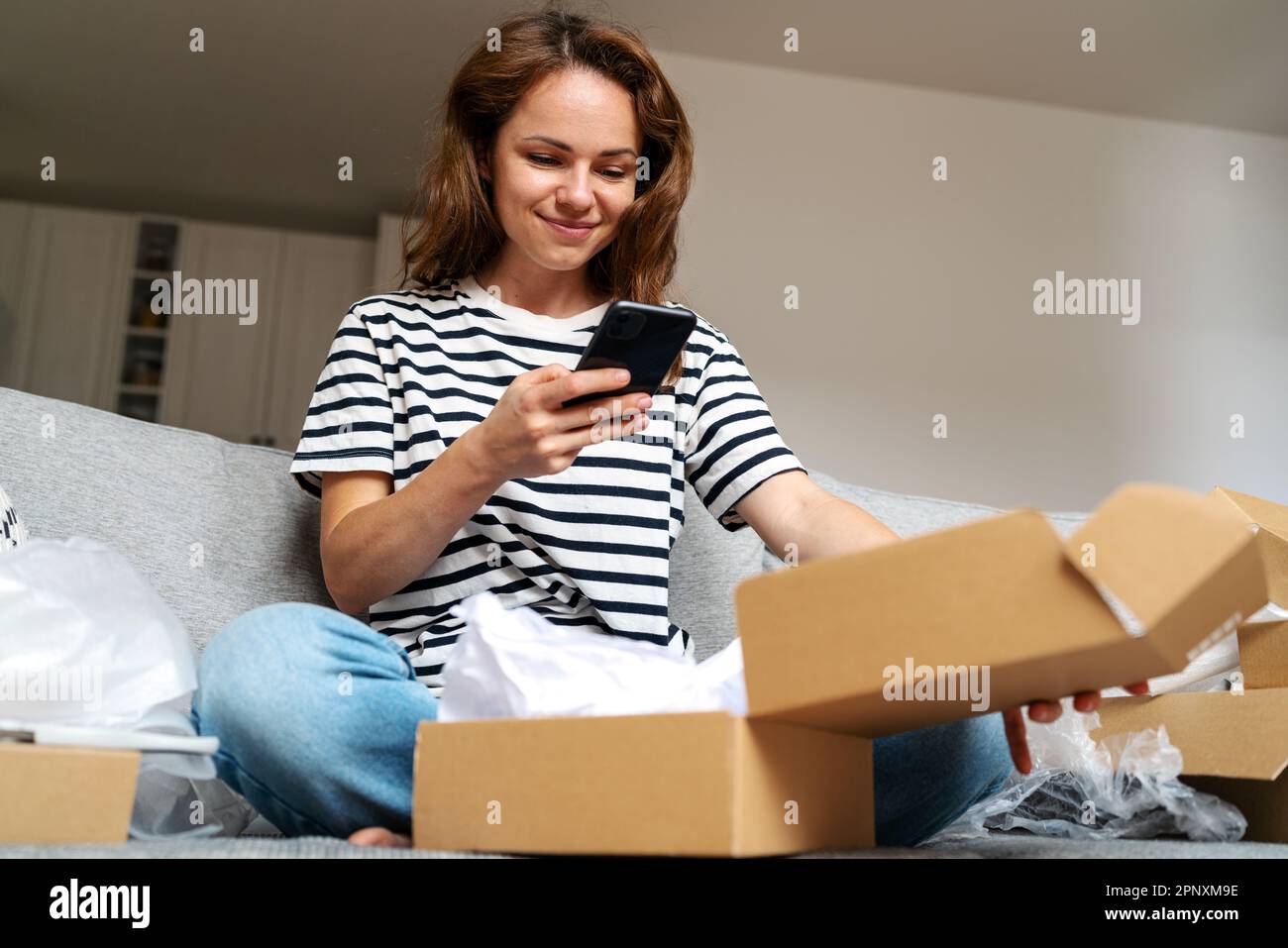 Bestellung per Mausklick und Lieferung am selben Tag, Frau teilt ihre Erfahrungen mit Kunden im Internet. Stockfoto