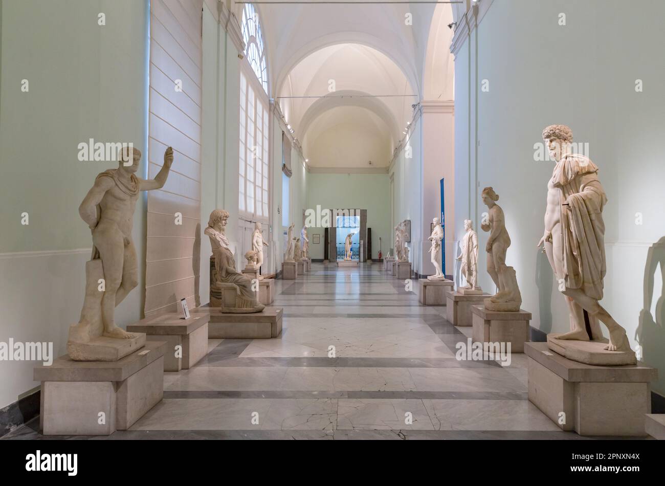 Neapel, Italien - 20. April 2023: Korridor im Archäologischen Nationalmuseum von Neapel Stockfoto